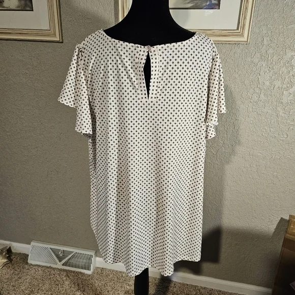 Adrianna Papell Geometric Print Split Neck‎ Flutter Sleeve Top Plus Size 2X - Picture 4 of 11
